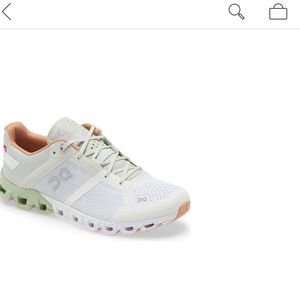 Oncloud women’s running shoe, size 9